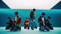 Gaya Kece Para Member iKON di MV Killing Me, Bikin Hati Berdebar!