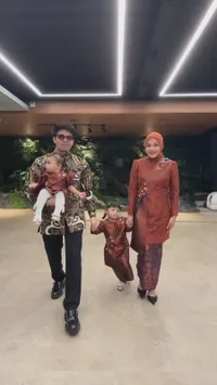 Gaya Kondangan Keluarga Atta Halilintar dan Aurel Hermansyah, Ameena & Azura Fitting Baju Dulu