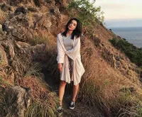 Gaya Liburan Angela Gilsha, Nikmati Pantai dan Gunung Dengan Fun!