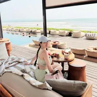 Gaya Liburan Cantik Angel Karamoy di Bali, Santai Pinggir Pantai Nikmati Pemandangan Indah