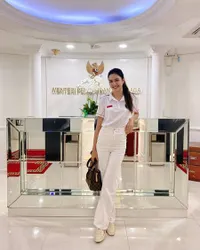 Gaya Mikha Tambayong Saat Kerja Jadi Staf Menteri Pemuda Olahraga, Jangan Kaget Lihat Gajinya!
