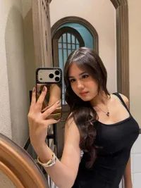 Gaya Mirror Selfie Nicole Rossi, Pamer Kecantikan yang Paripurna