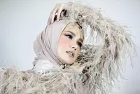 Gaya Mulan Jameela Saat Memakai Dress Bulu-Bulu Rancangan Ivan Gunawan, Cantiknya Kebangetan