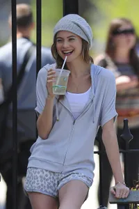 Gaya Natural Behati Prinsloo Saat Jadi Model, Secantik Bidadari!