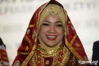 Gaya Nirina Zubir Pakai Busana Minang di Premier 'LIAM DAN LAILA'