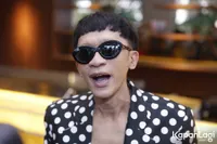 Gaya Nyentrik Aming di Premier GUNDALA, Setelan Jas Polkadot Kece Parah!