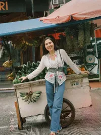 Gaya Olivia Jensen saat Pakai Kebaya, Tampil Cantik Berpose di Gerobak Buah