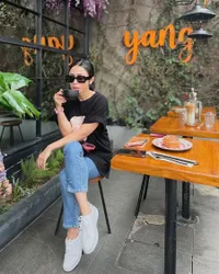 Gaya OOTD Kece Bak ABG! 10 Potret Selvi Kitty, Mama Muda Masa Kini yang Modis Banget