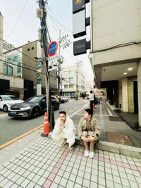 Gaya Raffi Ahmad dan Ariel NOAH 'Ngemper' di Pinggir Jalan Korea, Nongkrong Ala Warlok