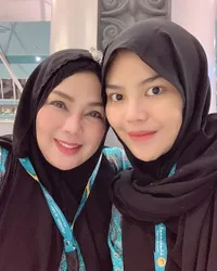 Gaya Rosa Meldianti Umroh Bareng Sang Ibu, Pakai Kacamata Nyentrik - Kompak Bercadar