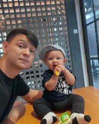 Gaya Santai Marcell Darwin Saat Mengasuh Anak, Rayakan Lebaran Keduanya Bersama Anak