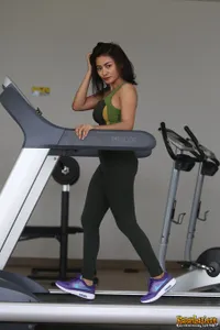 Gaya Seksi Vitalia Sesha Saat Senam, Bikin Pria Keringatan