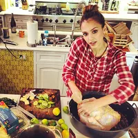 Gaya Selebriti Saat Masak di Dapur, Dari Seksi Hingga Yoga Ngeri