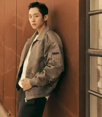 Gaya Simple Ala Aktor Jung Hae In yang Dapat Dicontoh Cowok Indonesia