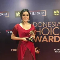 Gaya Stylish & Glamor Seleb Hadiri Indonesian Choice Awards 2018!