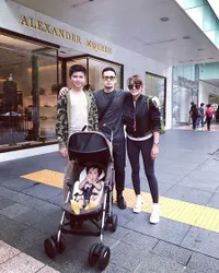 Gaya Stylish Olla Ramlan Jalan-Jalan Bareng Keluarga di Singapura