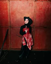 Potret Nabila Taqiyyah dengan Topi Koboi, Tampil Beda di Atas Panggung - Curi Perhatian