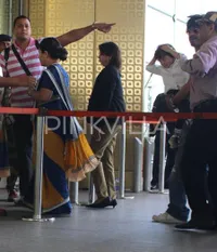 Gaya Unyu AbRam Khan di Bandara, Manja di Pelukan Shahrukh Khan