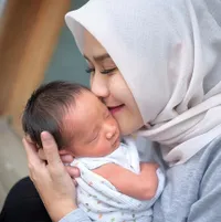Gaya Zaskia Adya Mecca Setelah Melahirkan Anak Keempat, Keren