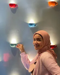 Gayanya bak ABG, 10 Potret Kabar Terbaru Intan Nuraini yang Masih Tetap Manis dengan Lesung Pipi