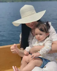 Gayanya Makin Centil, 8 Potret Asmirandah Ajak Baby Chloe Main ke Pantai - Bayi Bule Yang Nggak Takut Panas