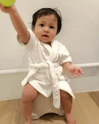 Gemas, Ini 8 Potret Lily Anak Nagita Slavina dan Raffi Ahmad Pakai Handuk Kimono - Ekspresif