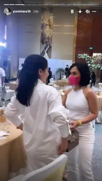 Gemas Lihat Baby Bump! Ini 8 Potret Pertemuan Yuni Shara dan Istri Raffi Ahmad - Elus-Elus Perut Buncit Nagita Slavina 