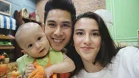 Gemas! Ultah Pertama Anak Dahlia Poland & Fandy Pakai Kostum Lucu