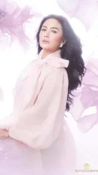 Gemmi Cantik, 10 Potret Krisdayanti Tampil Paripurna Bak Seorang Dewi dalam Photoshoot Terbaru - Bikin Lupa Kalau Sudah Punya Cucu