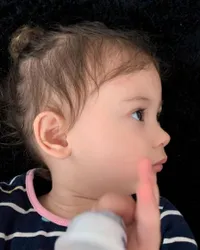 Genap 2 Tahun, 8 Potret Terbaru Baby Arabella Anak Aura Kasih - Bule Berambut Pirang Yang Punya Mata Indah