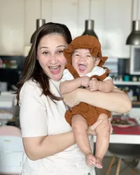 Genap 6 Bulan, 8 Potret Baby Balint Keponakan Mona Ratuliu yang Diasuh Bak Anak Kandung - Wajahnya Bule Banget