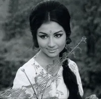 Genap 77 Tahun, Ini Bukti Kecantikan Sharmila Tagore Mertua Kareena Kapoor yang Nggak Lekang Ditelan Masa