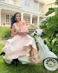 Genap Berusia 53 Tahun, 8 Potret Surprise Party Ulang Tahun Diah Permatasari - Dapat Kue dan Bunga Dari Suami dan Anak