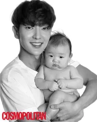 Gendong Bayi Siap Adopsi, Seleb Korea Ini Bagai Ayah-Ibu Betulan