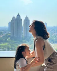 Gendong Putri Kecilnya, Ini 7 Momen Kehangatan Gisella dan Gempi Waktu Holiday, Beri Kata-kata Indah Menyentuh Hati untuk Sang Anak