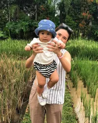 Ghilli Darusman Putri Cantik Jennifer Arnelita Makin Menggemaskan