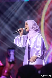 Girang Saat Jadi 'Rebutan' Rangga Azof dan Suaminya, Ini 8 Potret Lesti Kejora di SCTV Awards 2023 - Mesra Bareng Rizky Billar