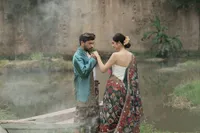 Glamor Bergaun Wastra, 8 Potret Pre Wedding Hana Saraswati - Justin Harijawan