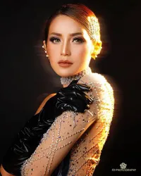 Glamor dan Unik, Dua Gaya Jessica Iskandar di Pemotretan Terbaru