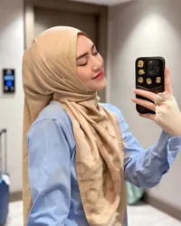 Go Public dengan Gilga Sahid, 8 Potret Happy Asmara dalam Balutan Hijab - Cantik dan Elegan dalam Warna Apapun