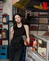 Go Youn Jung Makan Cilok dan Pose di Toko Kelontong, Cantik Kayak AI