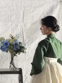 Gong Seung Yeon Pose Lucu dengan Hanbok Saat Syuting 'Perfect Crown'