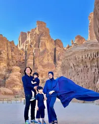 Good Looking Semua, 8 Potret Photoshoot Keluarga Cut Meyriska & Roger Danuarta di Al Ula