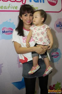 Galeri Momen Sederet Artis Kompak Bersama Sang Anak