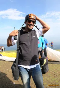 Galeri Seru Bucek Depp Jadi Pilot Paralayang - Melayang di Udara