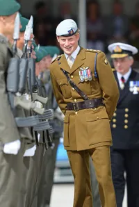 Gantengnya Pangeran Harry Memakai Seragam Militer