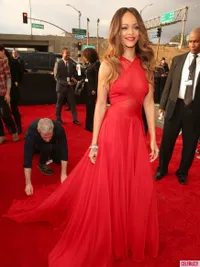 Gaun Seksi Rihanna di Grammy 2013