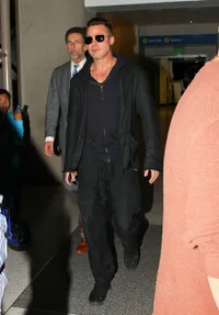 Gaya Baru Brad Pitt Dengan Rambut Cepak