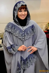 Gaya Busana Muslim Terry Putri Saat Preskon Chelsea Asia Tour