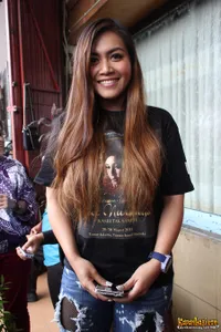 Gaya Casual Denada Dengan Jeans Belel - Tetap Keren